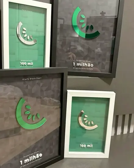 Placas Kiwify 100 mil e 1 milhão